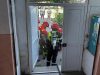 Bărbat imobilizat la pat și un cățel, salvați dintr-un apartament plin de fum. Incendiul a pornit de la o țigară