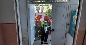 Bărbat imobilizat la pat și un cățel, salvați dintr-un apartament plin de fum. Incendiul a pornit de la o țigară
