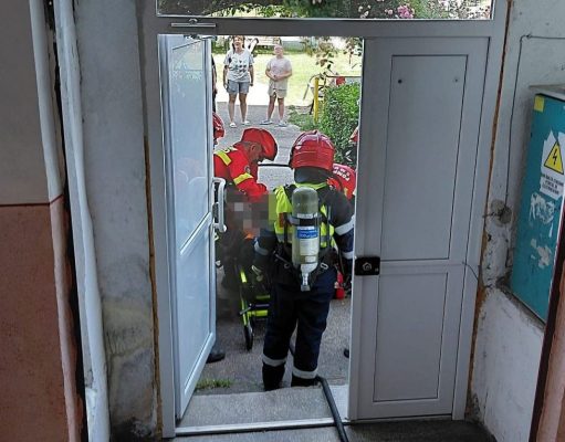 Bărbat imobilizat la pat și un cățel, salvați dintr-un apartament plin de fum. Incendiul a pornit de la o țigară